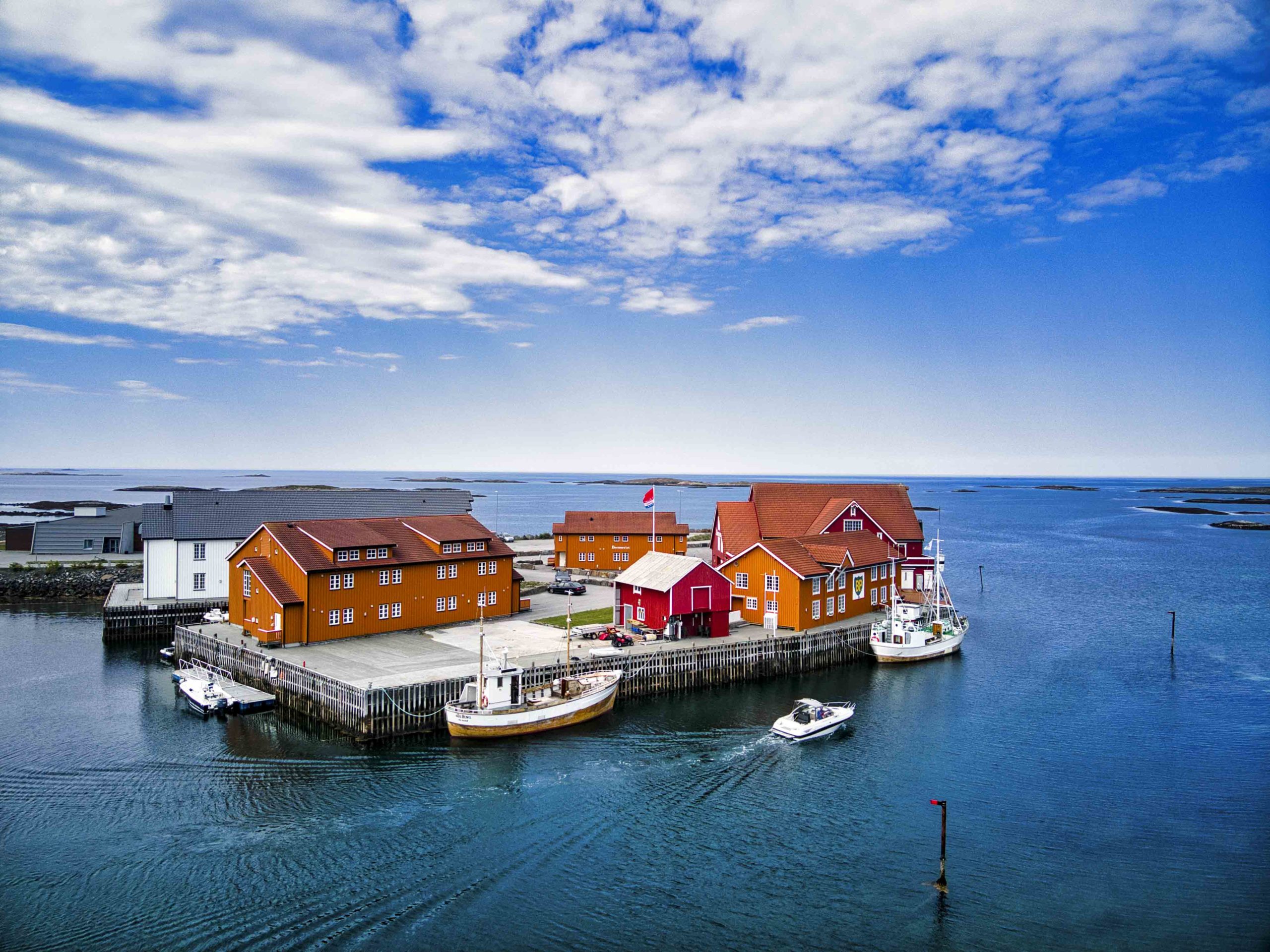Finnøy Bryggehotell med brygger og sjøhus ved havet