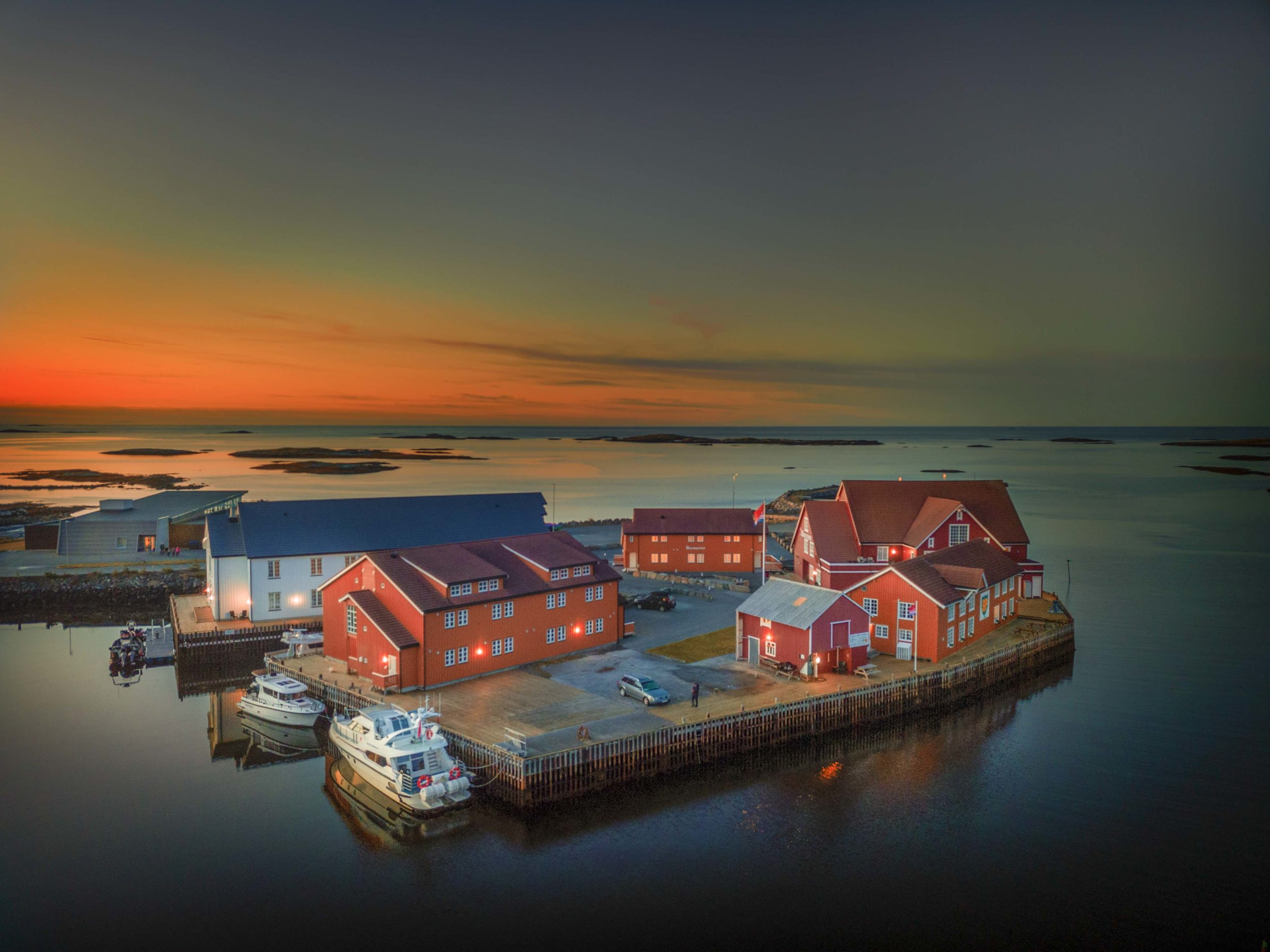 Juniperbaylodge ved sjøen i varmt kveldslys