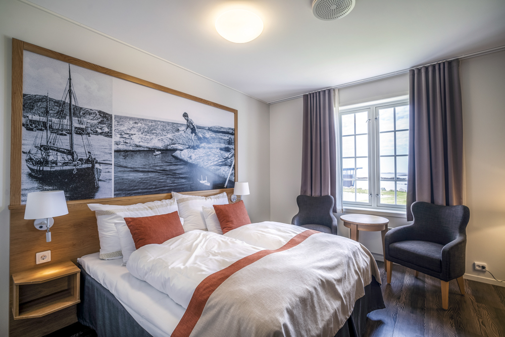 Hotellrom på Finnøy Bryggehotell med utsikt mot havet
