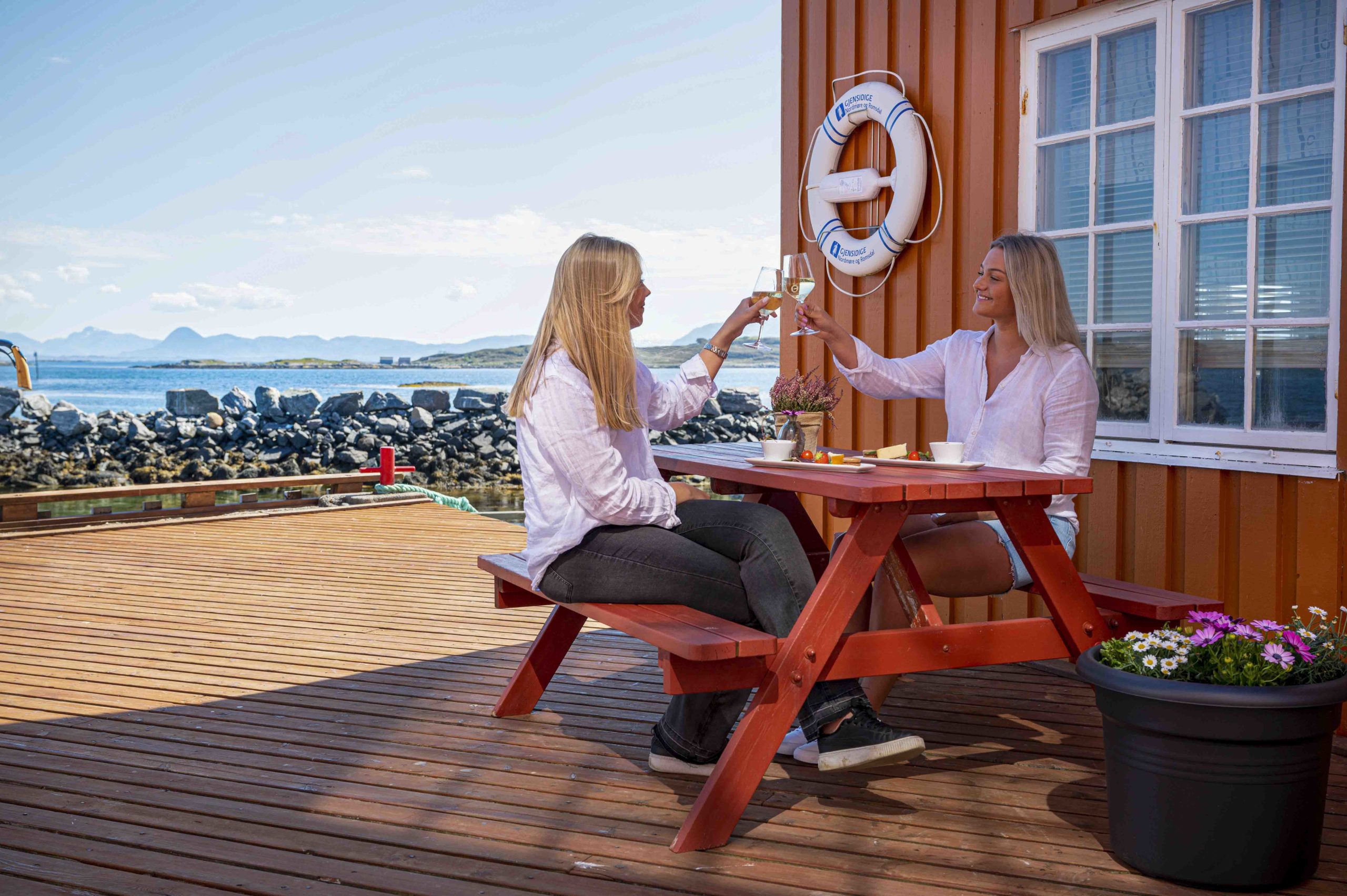 Venninner spiser ute på kaia -photo Kristine Angvik