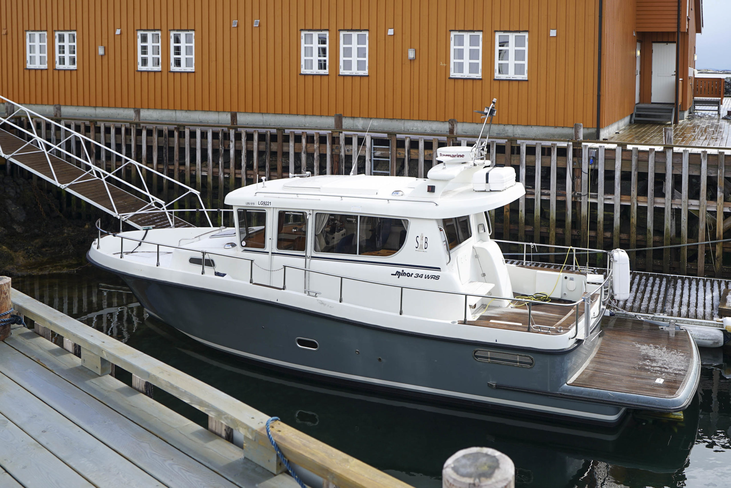 Charterbåt ved brygga på Juniperbaylodge