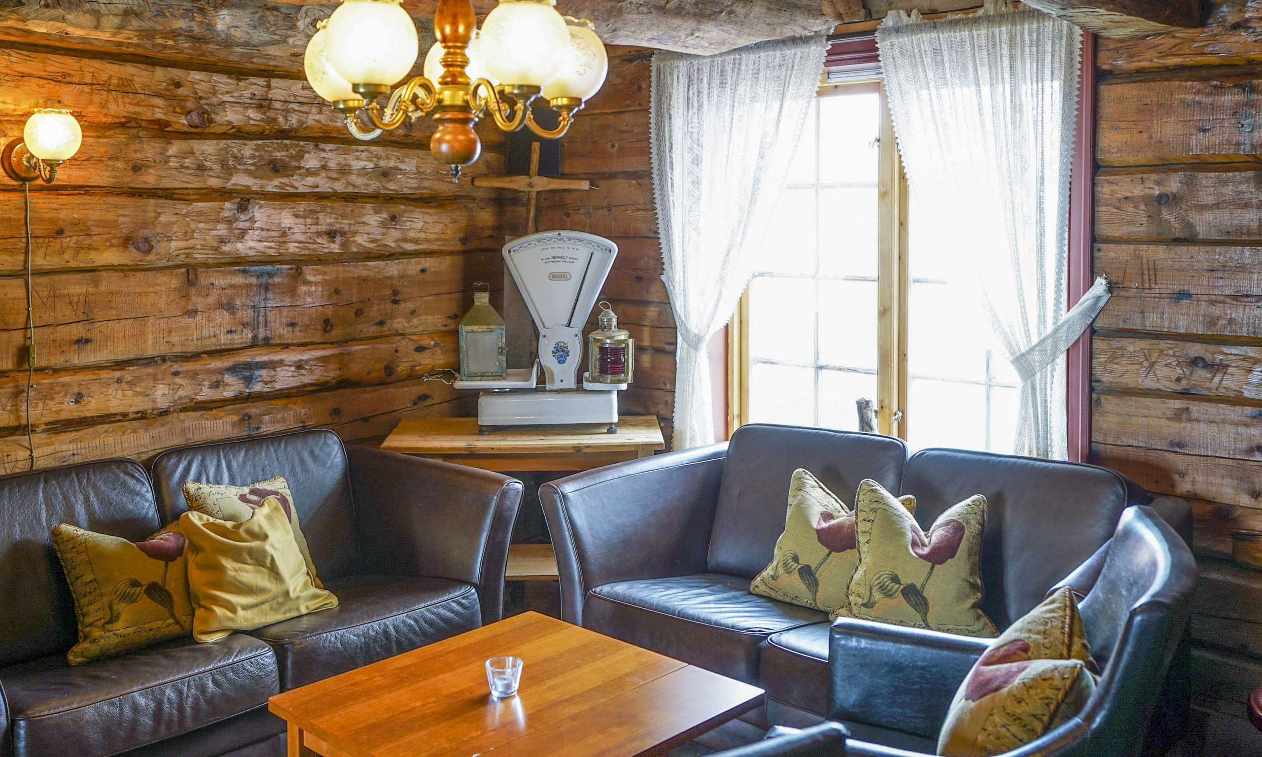 Salongen i Akevittbutikken på Juniperbaylodge