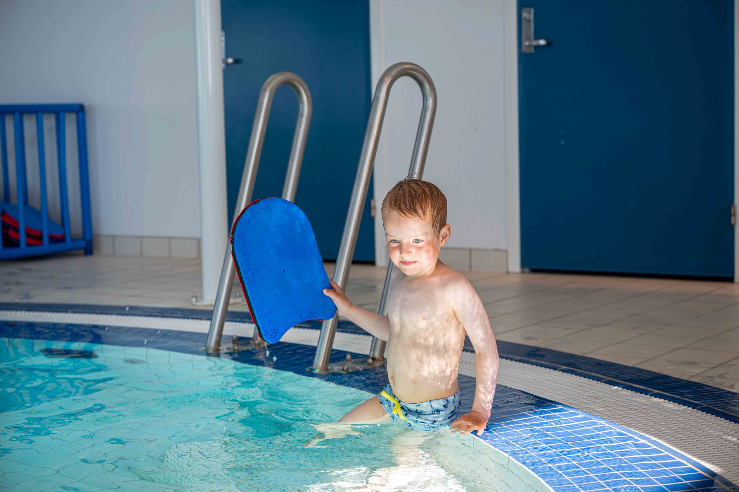 Liten gutt i barnebassenget i hotellets bad.