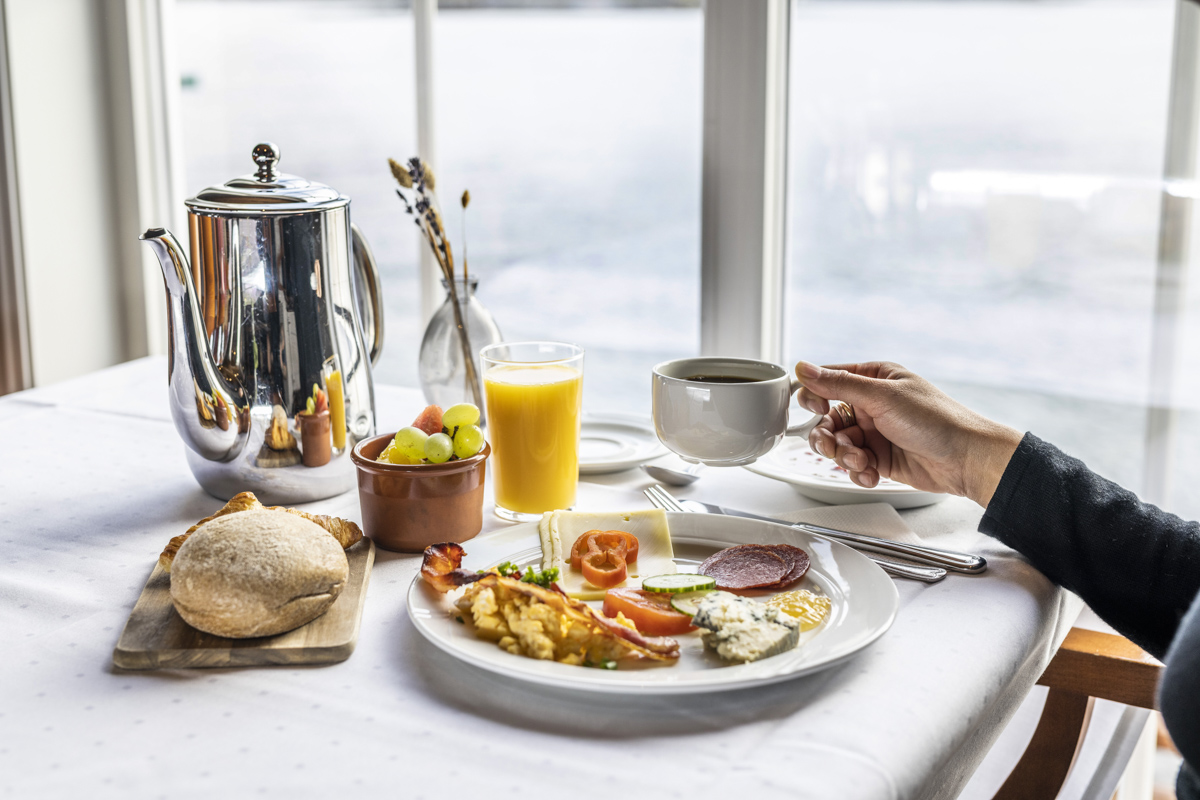 Frokost med utsikt utover til havet