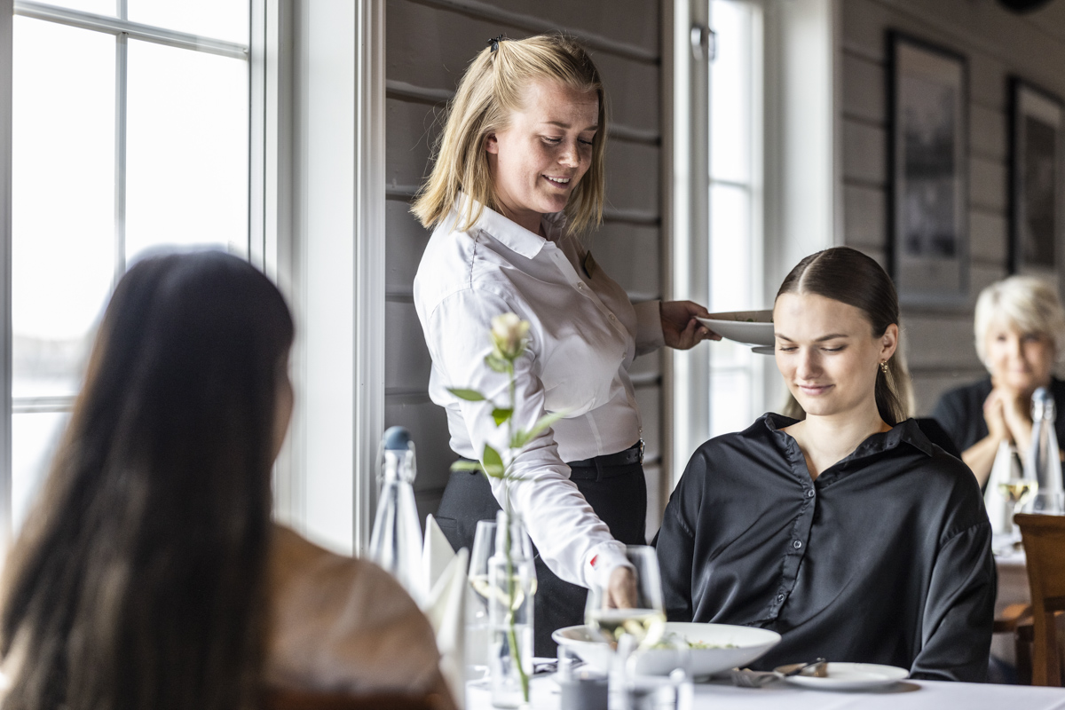 Servering av middag til hotellets gjester