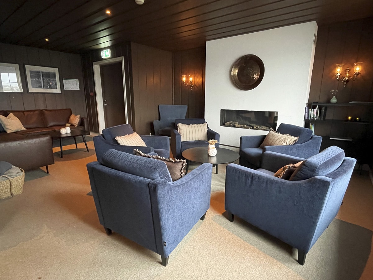 Peisestuen med sittegrupper på Finnøy Bryggehotell
